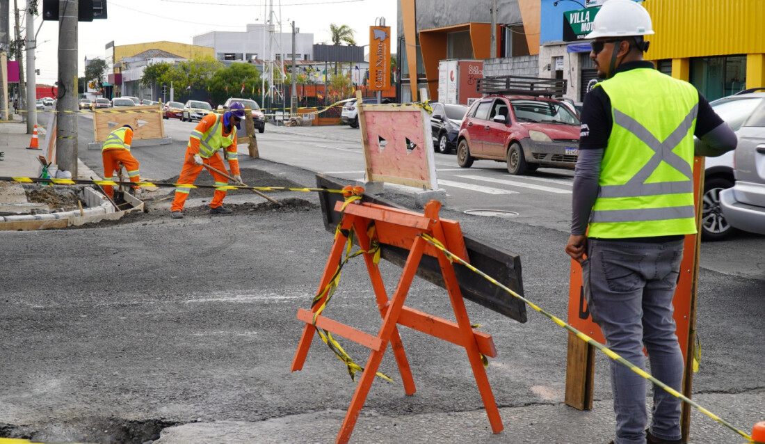 Programa Nova Mogi de Recuperação Asfáltica inicia manutenção noturna na rua Ipiranga