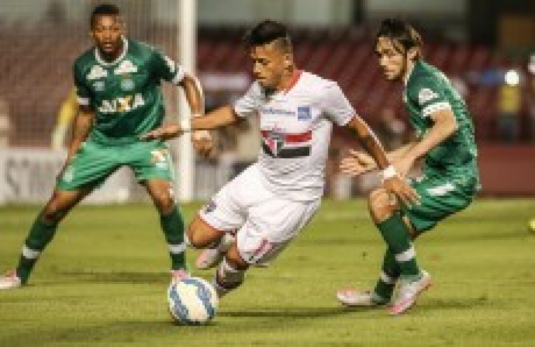 São Paulo fica no 0 a 0 com a Chapecoense e toma vaia em casa