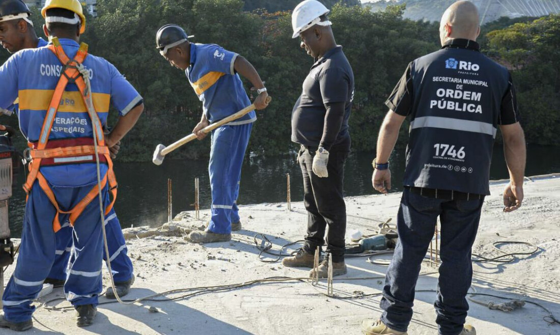 Prefeitura derruba obra da milícia no Rio de Janeiro
