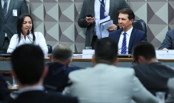 Presidente da CPMI descarta quebra de sigilo de Michele e Bolsonaro