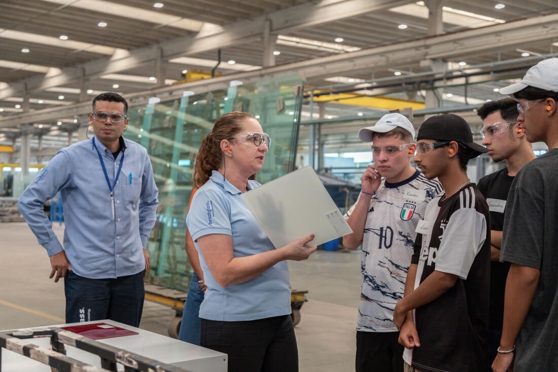 Programa Jovem em Foco leva estudantes para conhecer o dia a dia da indústria