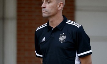 Federação espanhola fará reunião urgente sobre escândalo do beijo