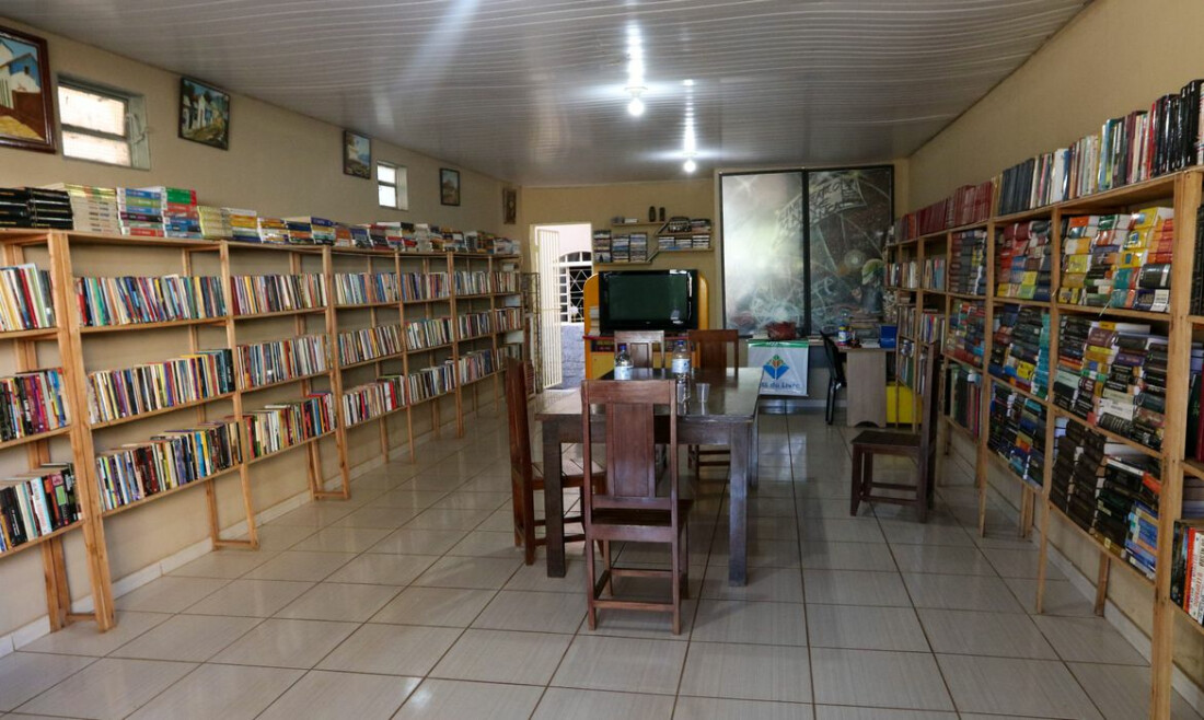Na periferia do DF, biblioteca comunitária reúne 10 mil obras e sonhos