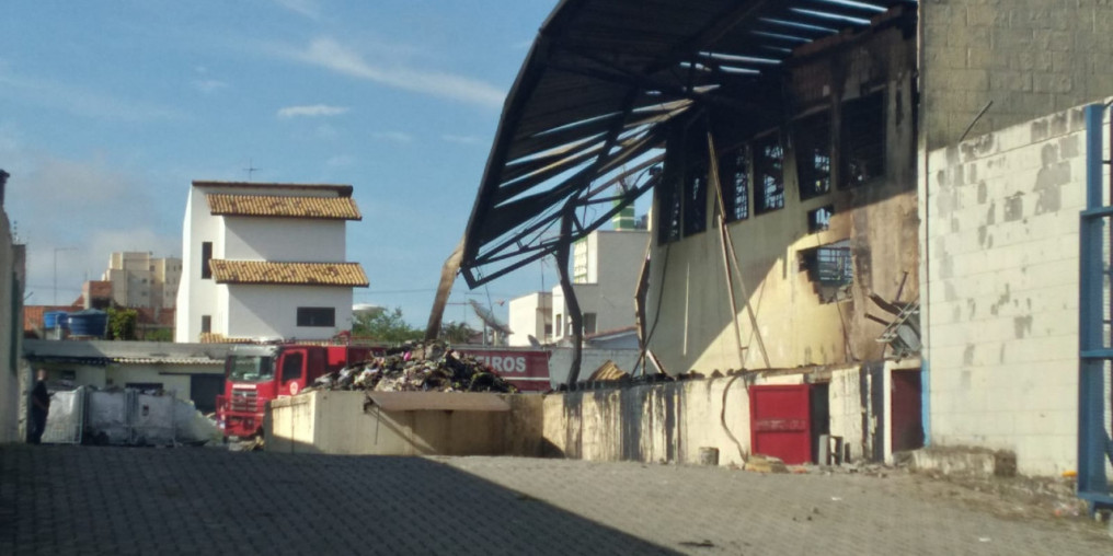 Incêndio atinge supermercado em Suzano