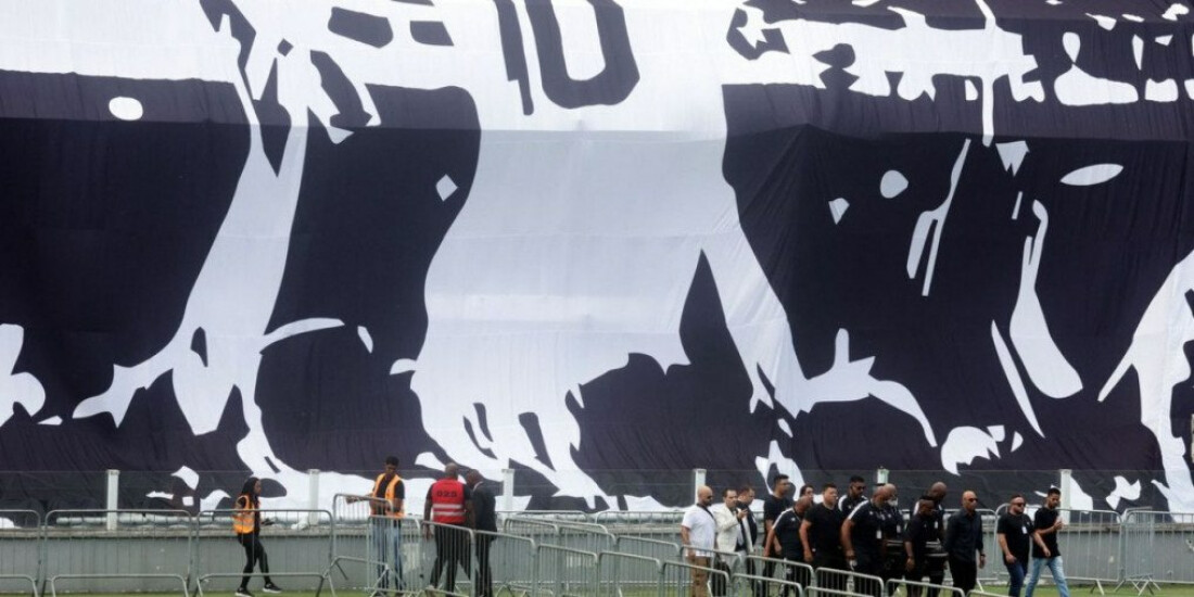 Corpo do Rei Pelé começa a ser velado na Vila Belmiro