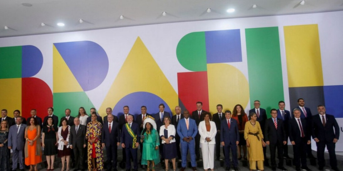 Lula dá posse a ministros e assina primeiras medidas de governo