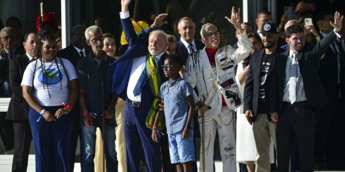 Saiba quem são as pessoas que entregaram a faixa presidencial a Lula