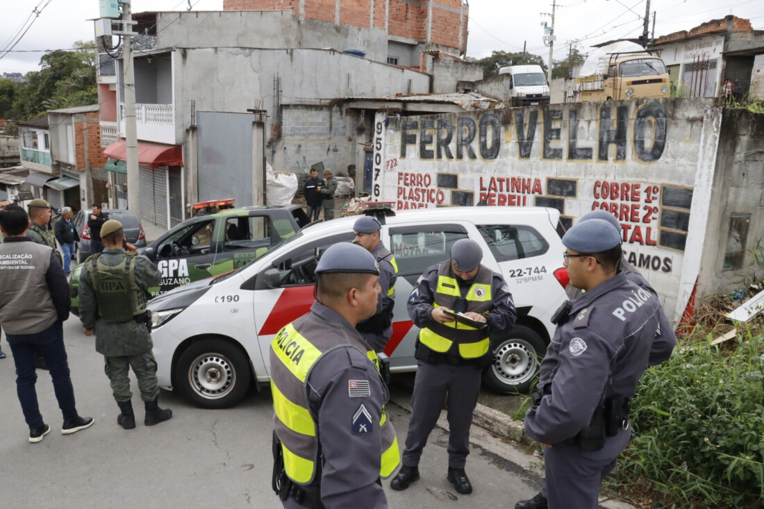 Oito ferros-velhos clandestinos são interditados durante operação em Suzano