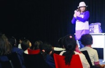Sueli Canfora encanta o público ao contar histórias no Centro Cultural