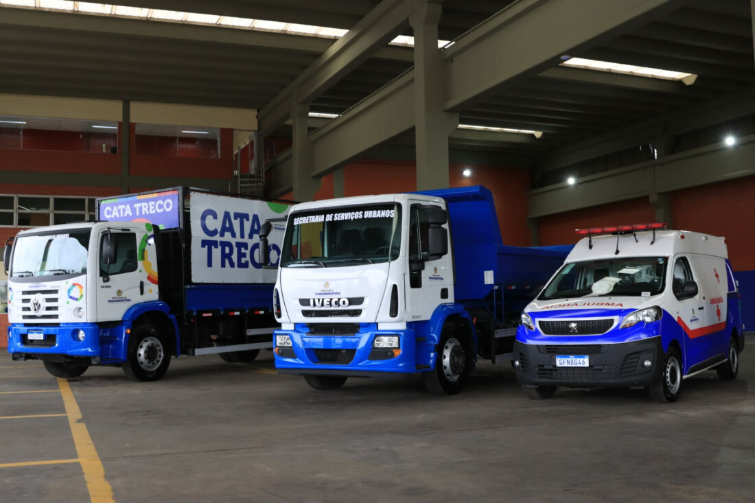 Itaquá entrega nova ambulância, caminhão basculante e cata-treco para reforçar frota