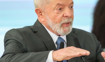 Dilma merece pedido de desculpas por impeachment, diz Lula