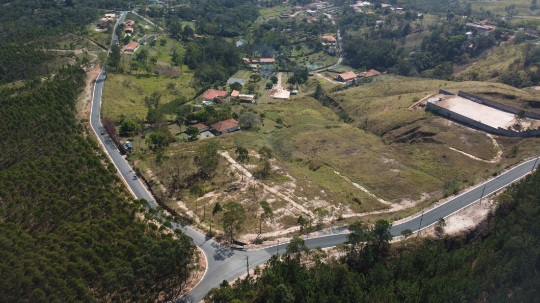 Pavimentação da rua Hipólita de Moraes Magalhães, no Parque Agrinco, em Guararema, entra em fase final
