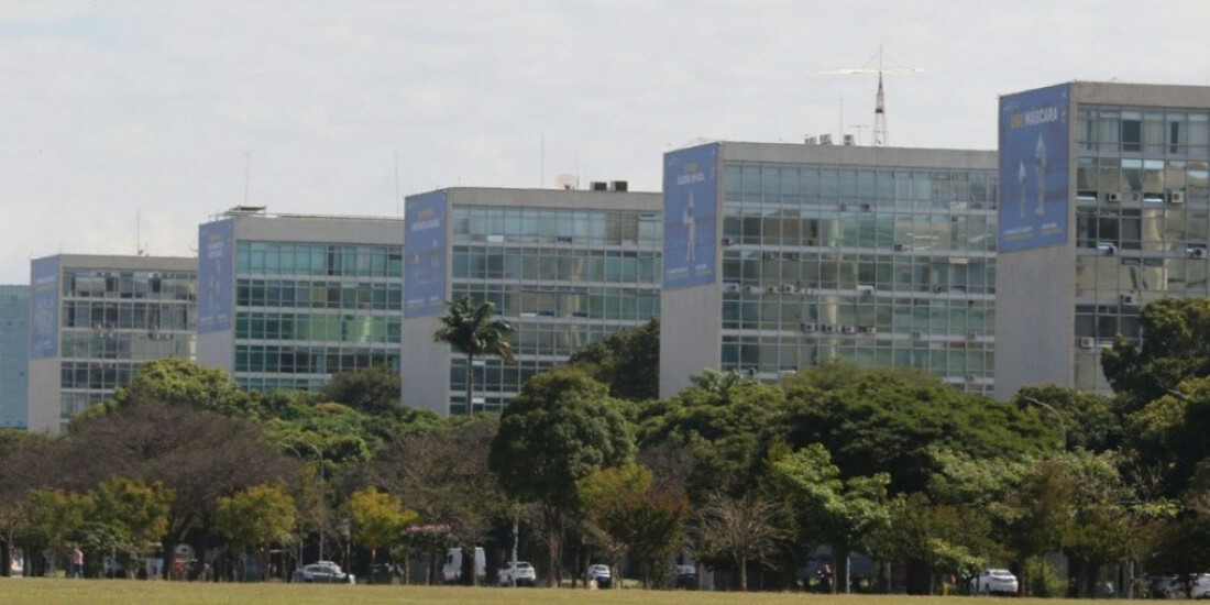 Diário Oficial publica decretos com exonerações de ministros