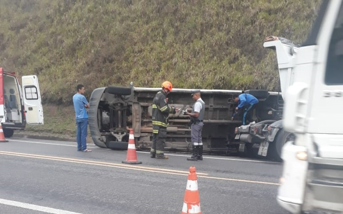 Van tomba e deixa passageiros feridos em acidente na rodovia Índio Tibiriçá