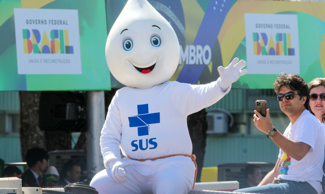 Zé Gotinha desfila no 7 de setembro