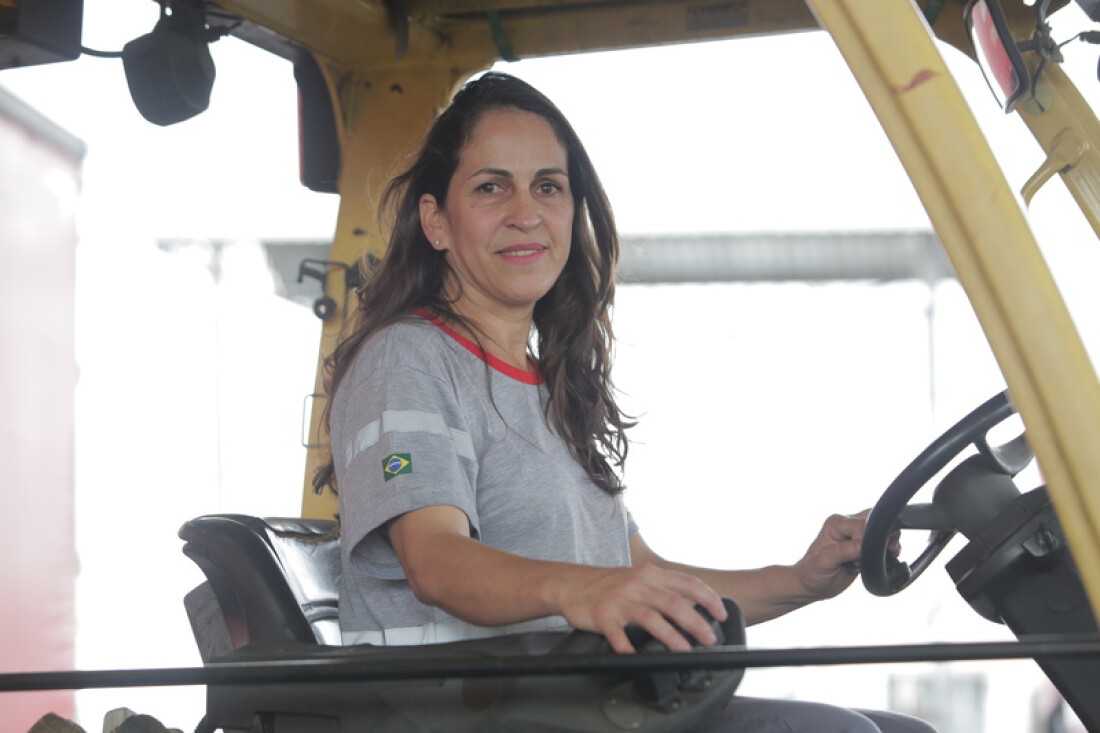  JSL abre inscrições para treinar mulheres a operar máquina pesadas 