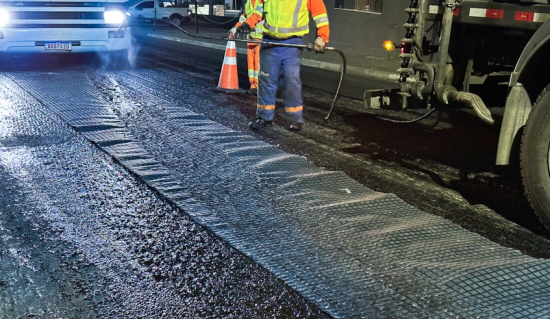 Trabalho de recuperação asfáltica na rua Ipiranga utiliza nova tecnologia