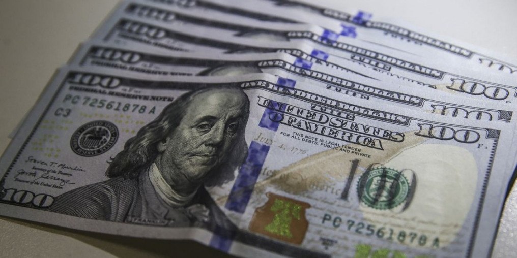 Ibovespa fecha ano com alta de 4,69% e dólar com queda de 5,3%