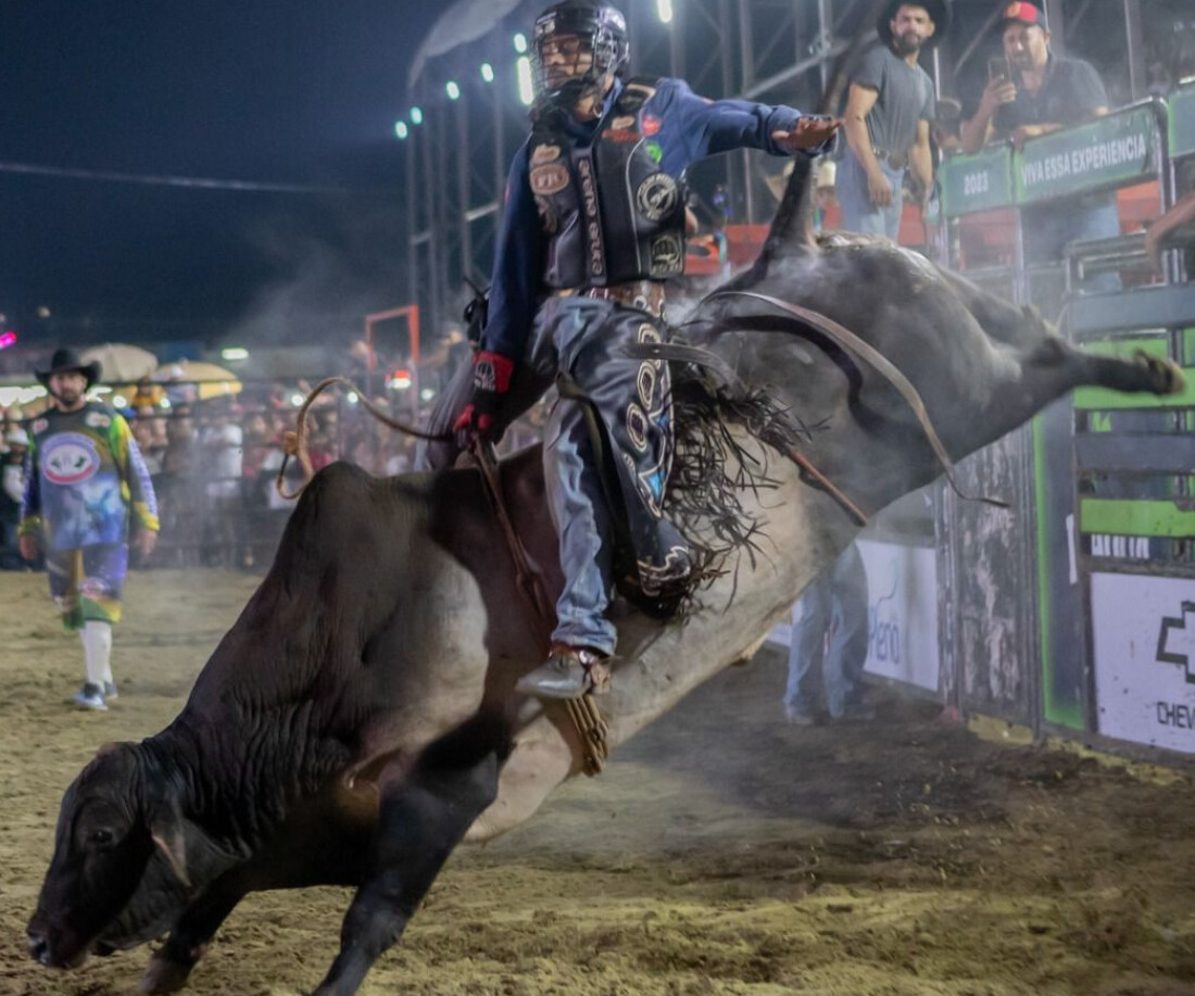 Leo Santana encerra Itaquá Rodeio Fest com show eletrizante e muito axé