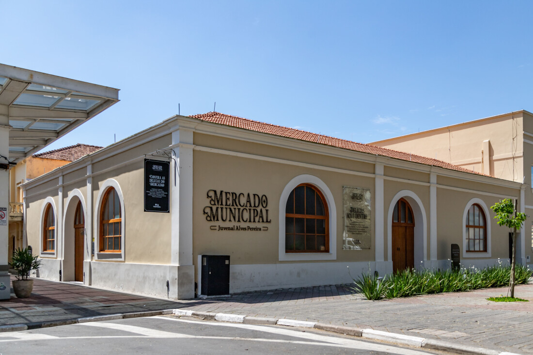 Reabertura do Mercado Municipal de Guararema completa um ano