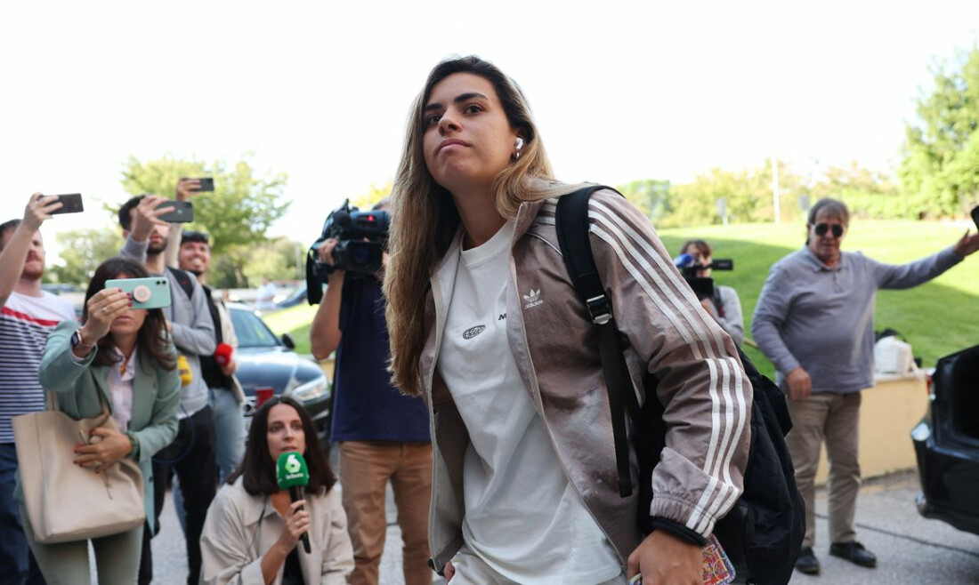 Jogadoras da Espanha se apresentam para treinos sob ameaça de sanções