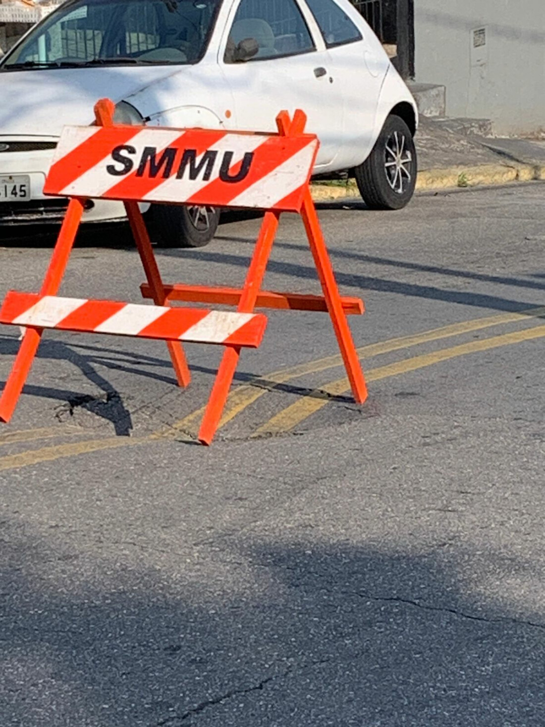 Buraco em frente a escola em Mogi causa transtornos no trânsito