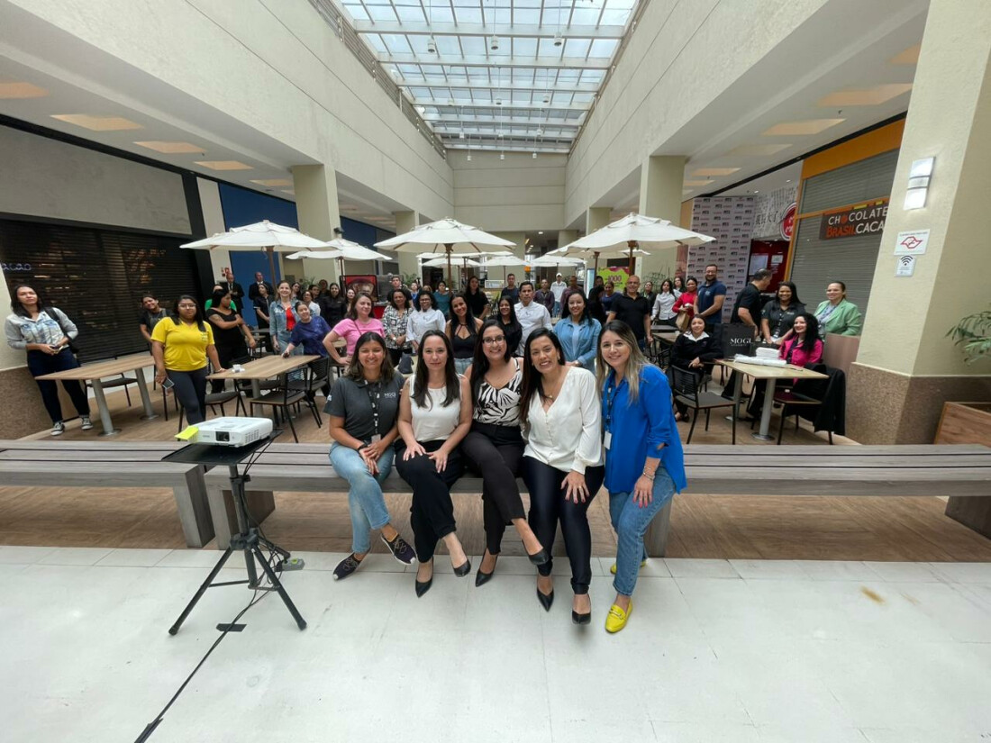 Mogi Shopping disponibiliza cordões de girassóis para clientes