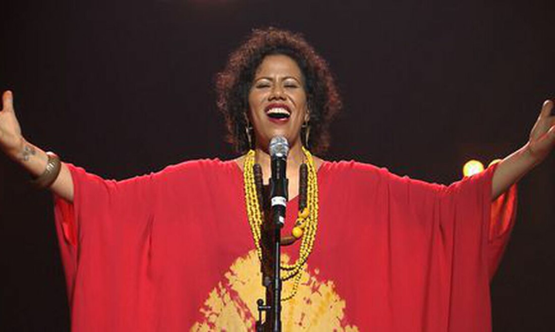 Embaixada argentina condecora cantora intérprete de Mercedes Sosa