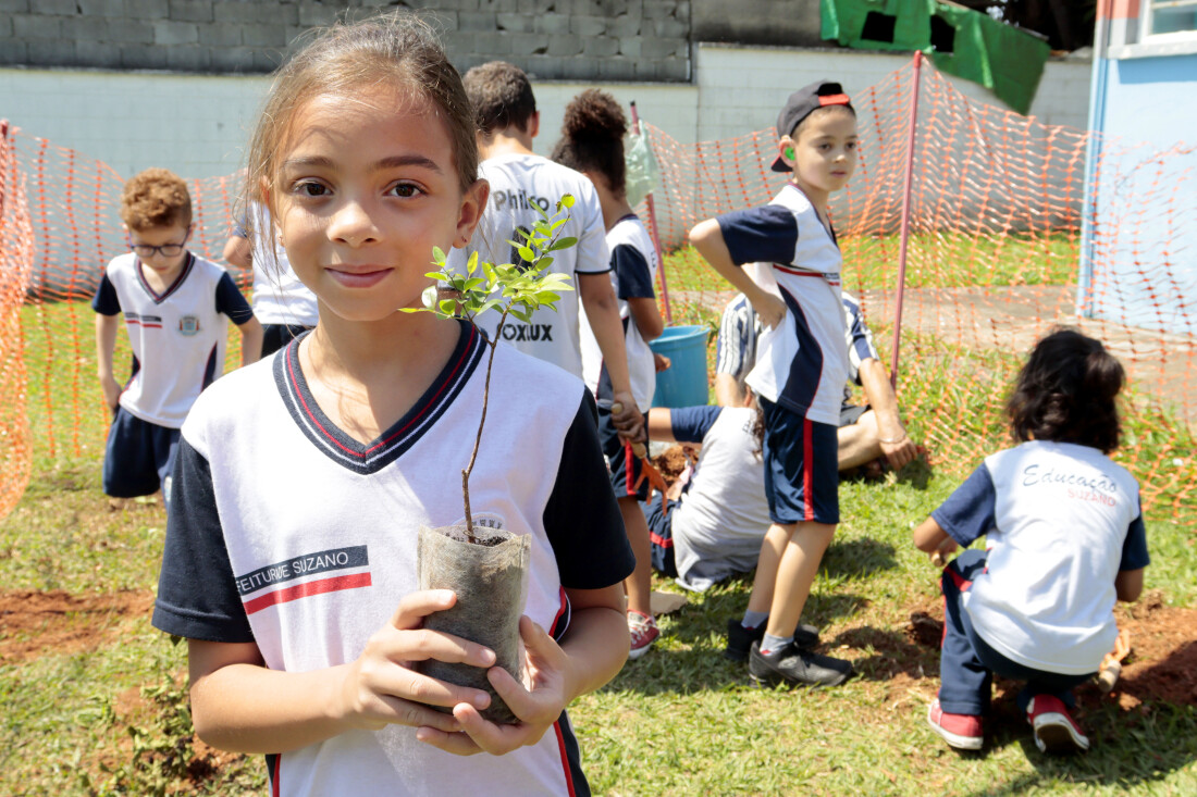 Crianças participam do projeto 'Floresta na Escola' na Vila Sol Nascente