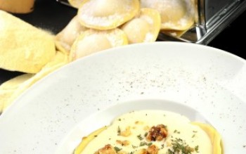 Ravióli de abóbora com molho de queijo, nozes caramelizadas e ervas scas