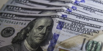 Ibovespa fecha com leve baixa e volume reduzido de negociação