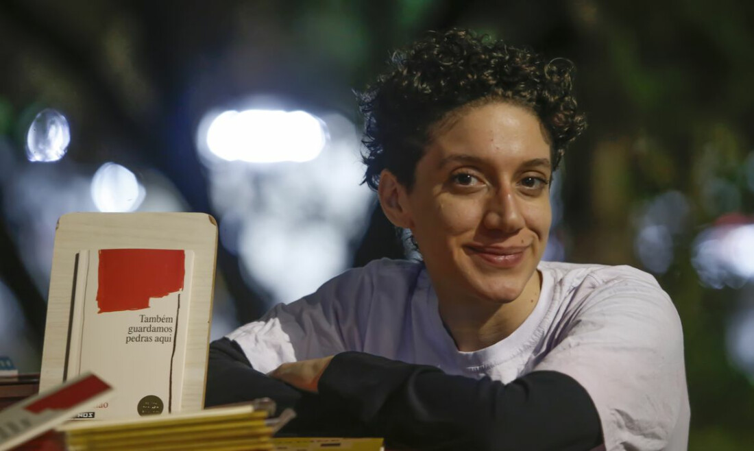 Poeta vencedora do Prêmio Jabuti transita do slam à literatura grega