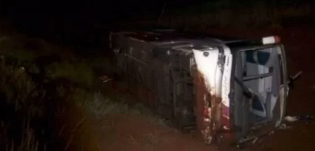 Capotamento de ônibus deixa 12 mortos em rodovia paulista