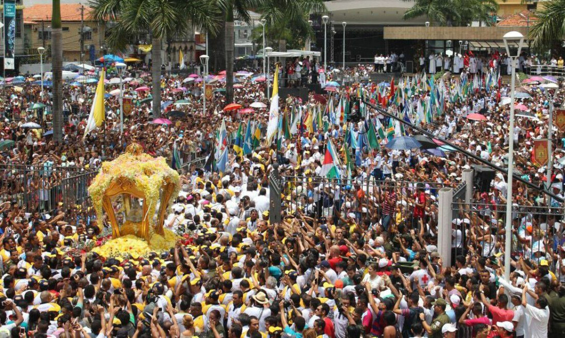 Círio de Nazaré leva multidão às ruas de Belém neste domingo 