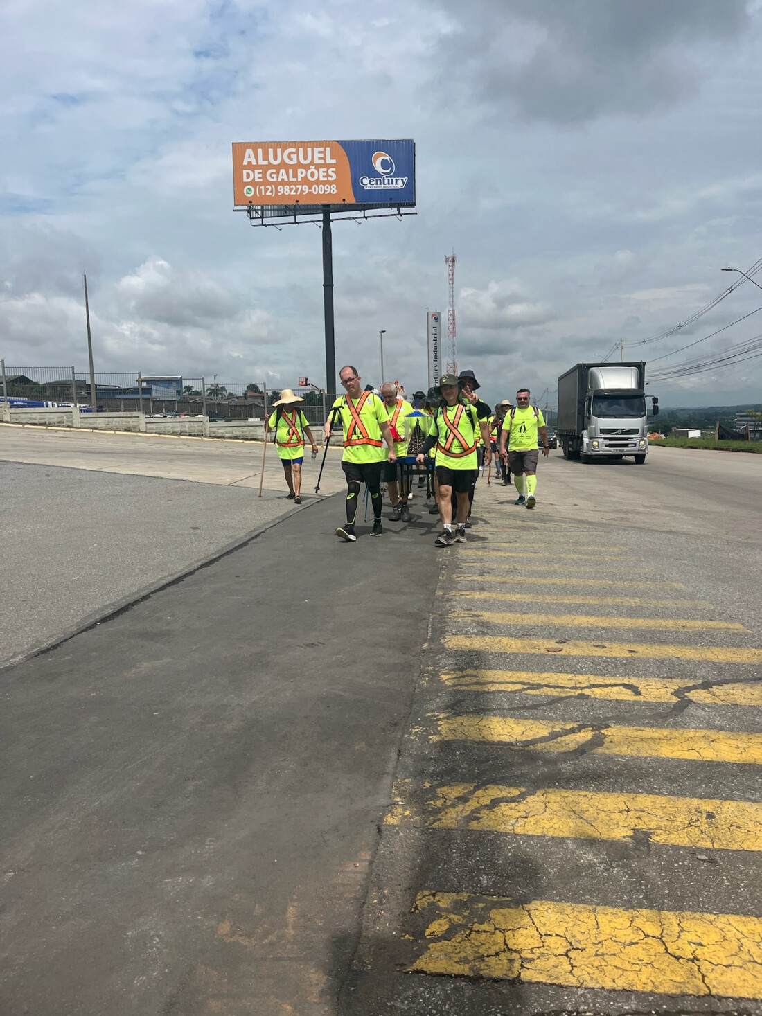 Romeiros encontram pontos de apoio na região pela Dutra ou Rota da Luz