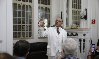 Mario de Andrade sopra velinhas por seus 130 anos de nascimento