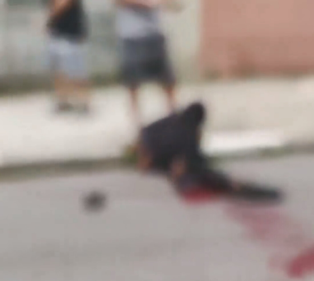 Policial reage a assalto e atira contra suspeito em frente a uma escola em Mogi