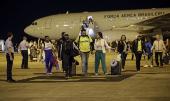 Confira as imagens dos primeiros brasileiros repatriados de Tel Aviv