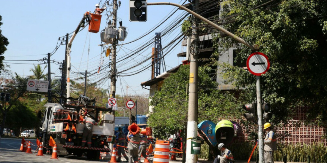 Governo quer uso compartilhado de postes com provedores de internet