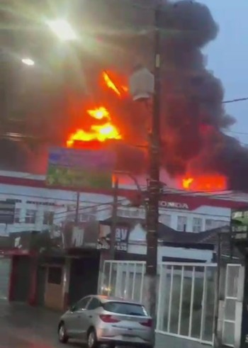 Incêndio atinge concessionária de motos no litoral paulista