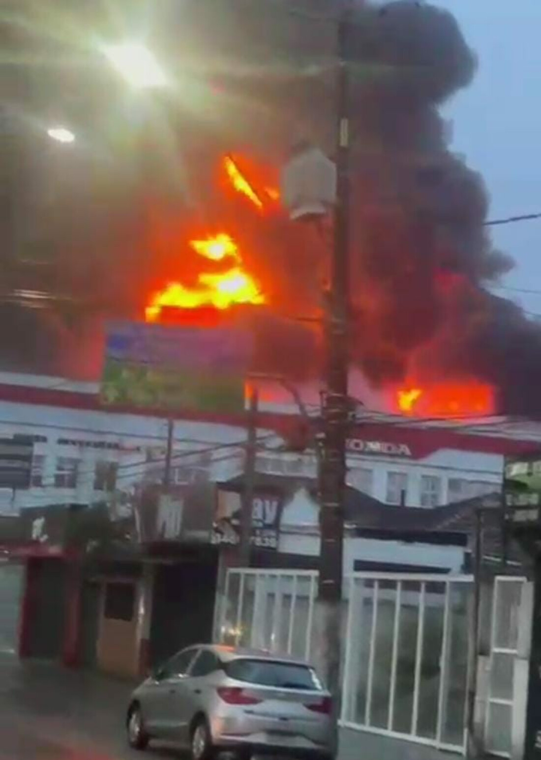 Incêndio atinge concessionária de motos no litoral paulista