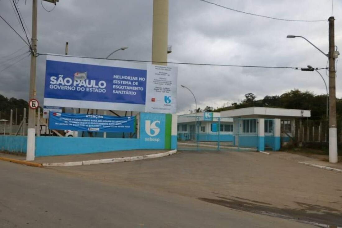 Desmoronamento causa dano em adutora da Sabesp em Santa Isabel