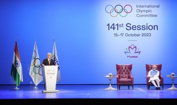 Membros do COI pedem que Bach permaneça na presidência após 2025