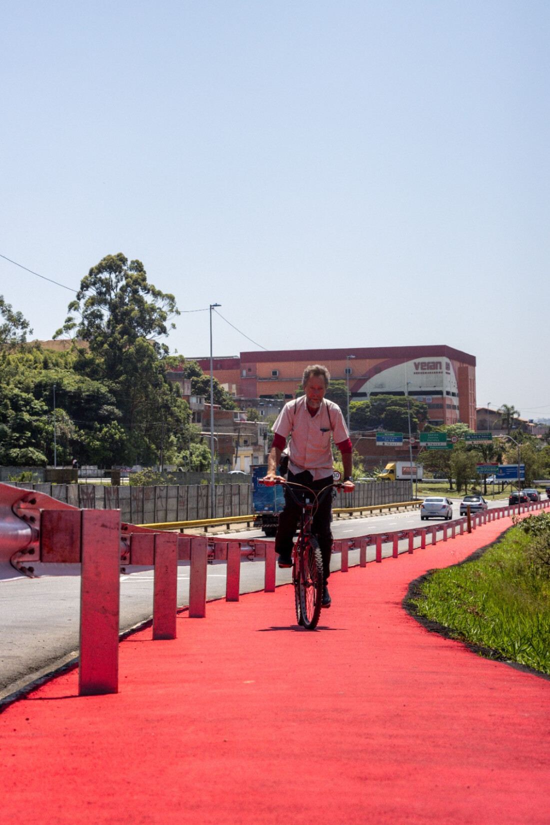 Ciclovia na avenida Almiro Dias, em Itaquá, alcança 40% de conclusão