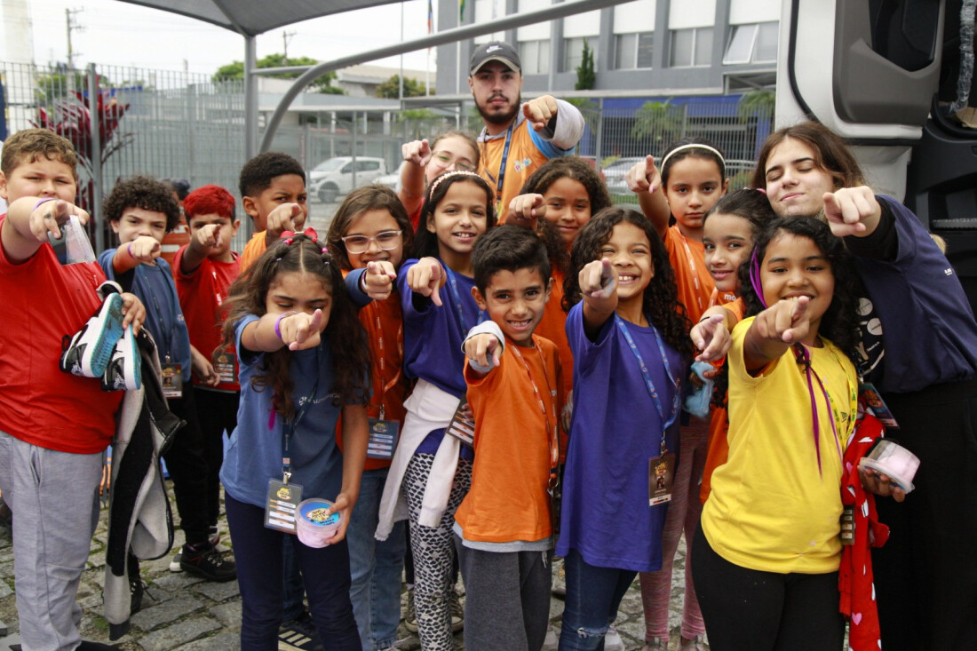 Simpar leva crianças para visitas nas operações de Mogi e Itaquaquecetuba 