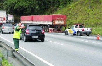 Carreta quebrada complica trânsito na Mogi-Dutra