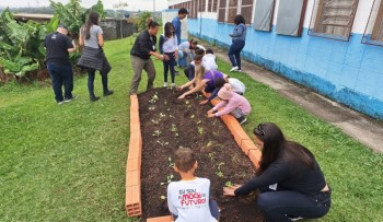 Escolas mogianas recebem hortas comunitárias e visitam Parque Municipal