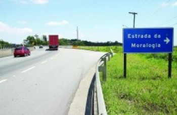 Carteiro morre após batida na Mogi-Dutra