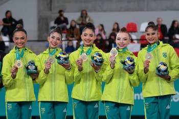 Brasil ganha ouro com Bárbara Domingos e no conjunto da ginástica rítmica 