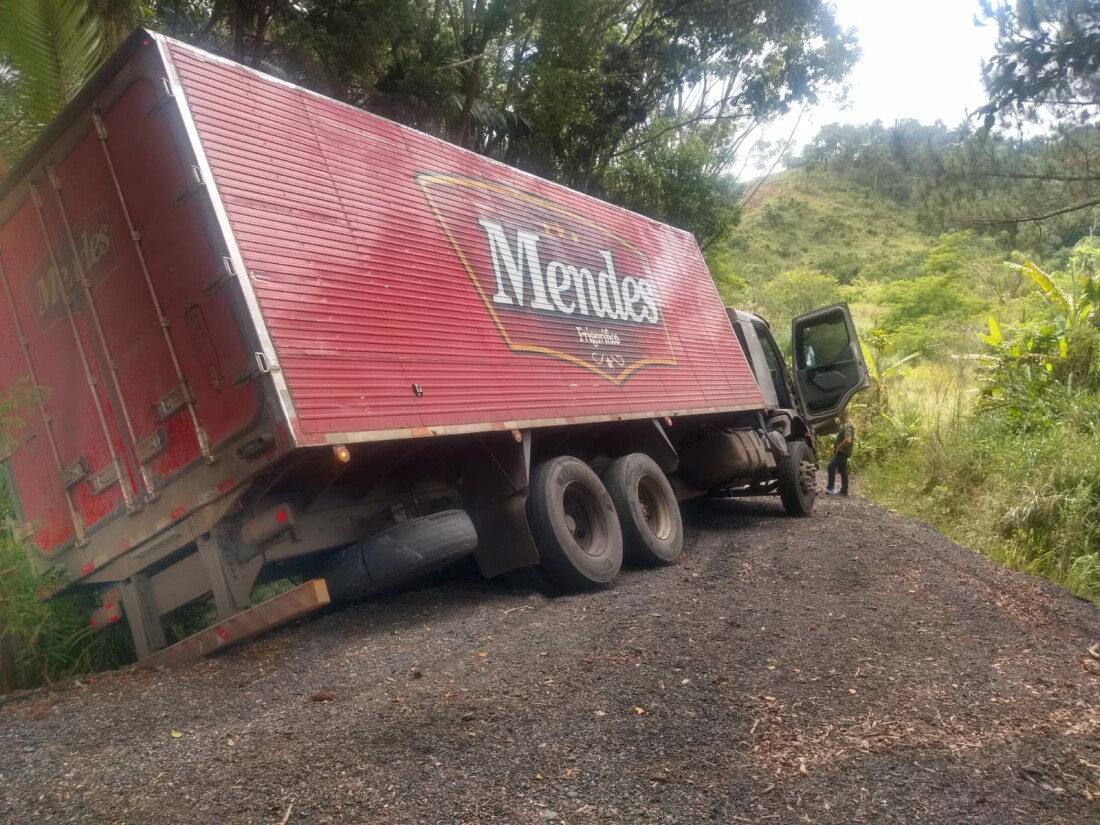 Caminhão roubado pega fogo em Santa Isabel; motorista é localizado em Itaquá